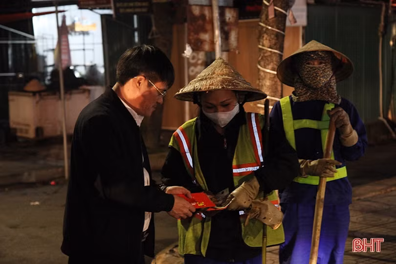 Những người thầm lặng giữ sạch đường phố đêm giao thừa ở Hà Tĩnh