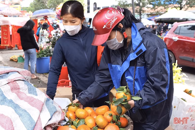 Người dân Hà Tĩnh đi chợ quê ngày tết không quên phòng dịch