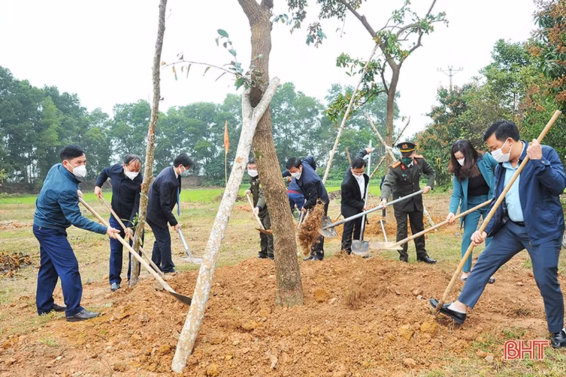Giám đốc Công an Hà Tĩnh phát động tết trồng cây ở Hương Khê