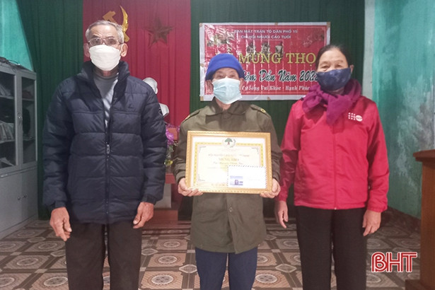 Thạch Hà: Đến tận nhà trao chứng nhận mừng thọ cho 336 người cao tuổi
