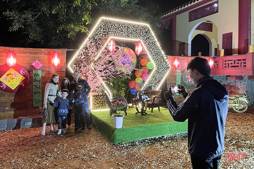 Người dân Hà Tĩnh đi lễ chùa ngay sau thời khắc đón năm mới