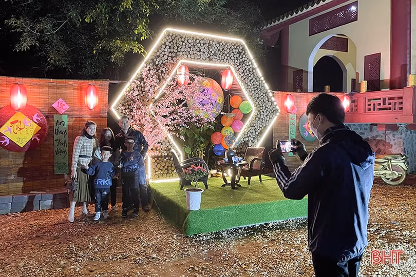 Người dân Hà Tĩnh đi lễ chùa ngay sau thời khắc đón năm mới