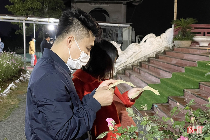 Người dân Hà Tĩnh đi lễ chùa ngay sau thời khắc đón năm mới