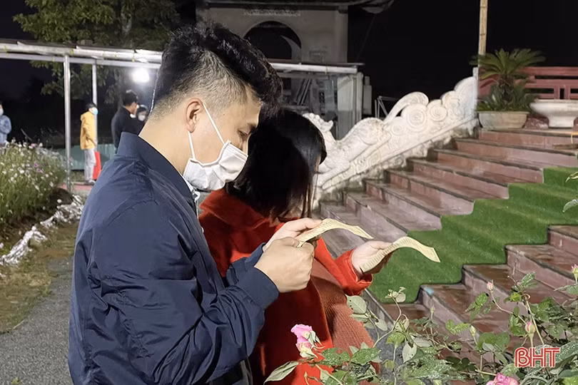 Người dân Hà Tĩnh đi lễ chùa ngay sau thời khắc đón năm mới