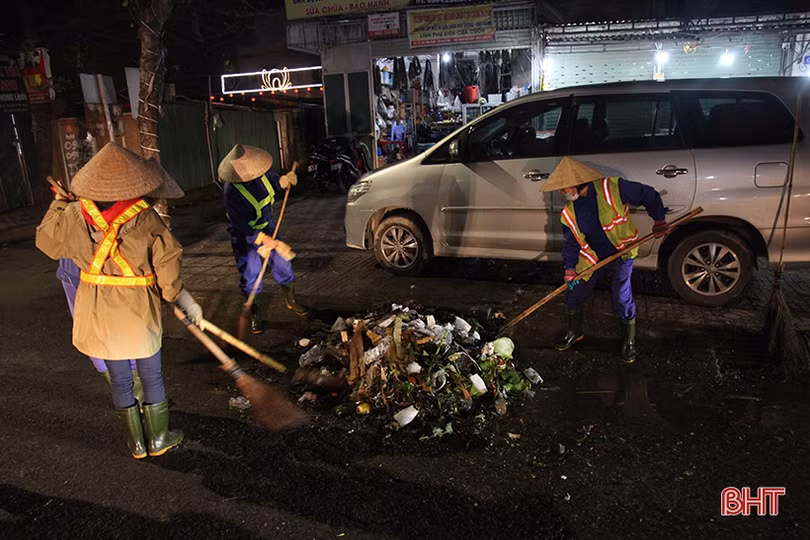 Những người thầm lặng giữ sạch đường phố đêm giao thừa ở Hà Tĩnh