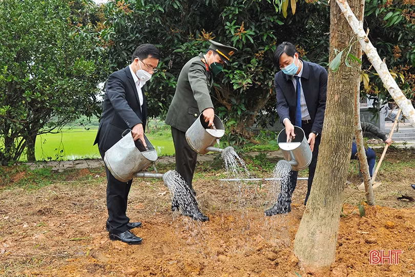 Giám đốc Công an Hà Tĩnh phát động tết trồng cây ở Hương Khê
