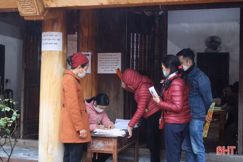 Nhiều người dân du xuân đầu năm