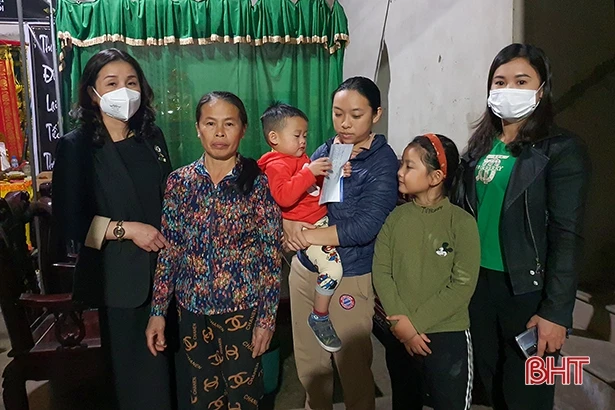 Hội Phụ nữ Hà Tĩnh tại Đức trao 27 suất quà cho người nghèo ở quê hương 