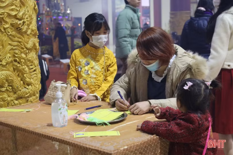 Nhiều người dân du xuân đầu năm