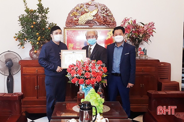 Thạch Hà: Đến tận nhà trao chứng nhận mừng thọ cho 336 người cao tuổi