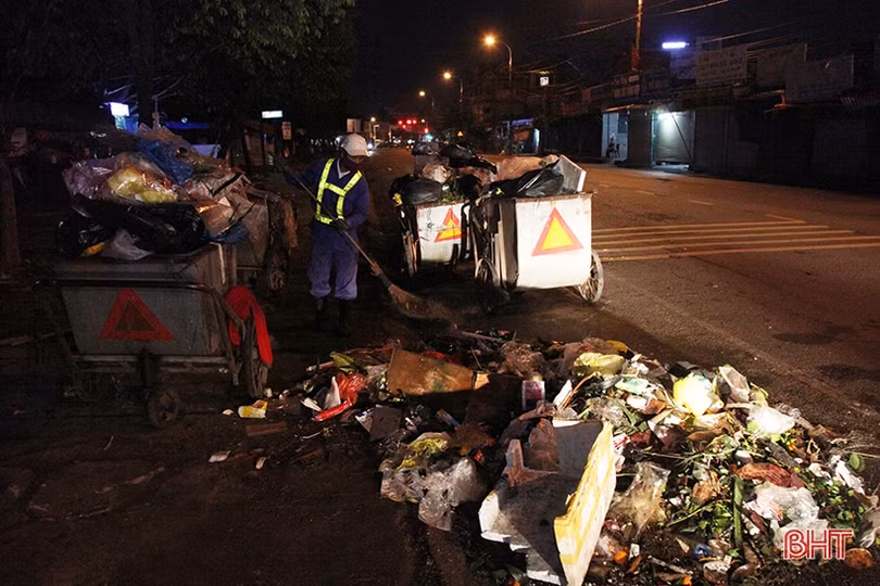 Những người thầm lặng giữ sạch đường phố đêm giao thừa ở Hà Tĩnh