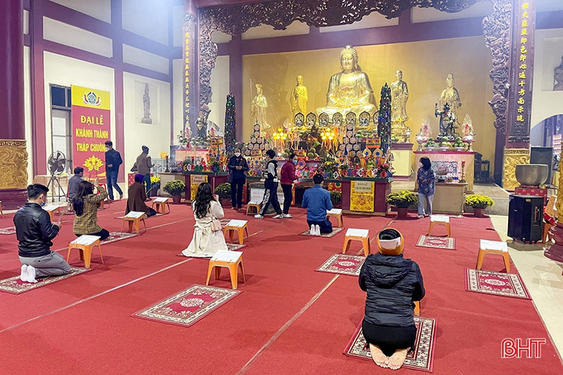 Người dân Hà Tĩnh đi lễ chùa ngay sau thời khắc đón năm mới