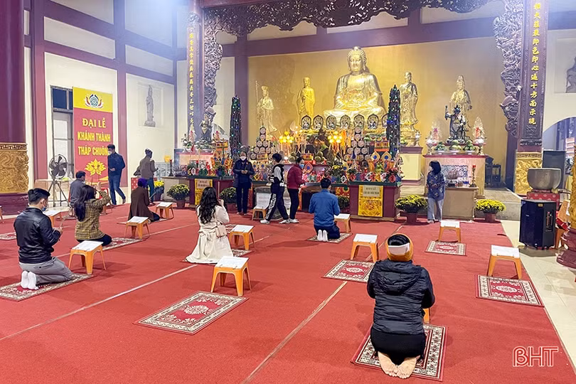 Người dân Hà Tĩnh đi lễ chùa ngay sau thời khắc đón năm mới