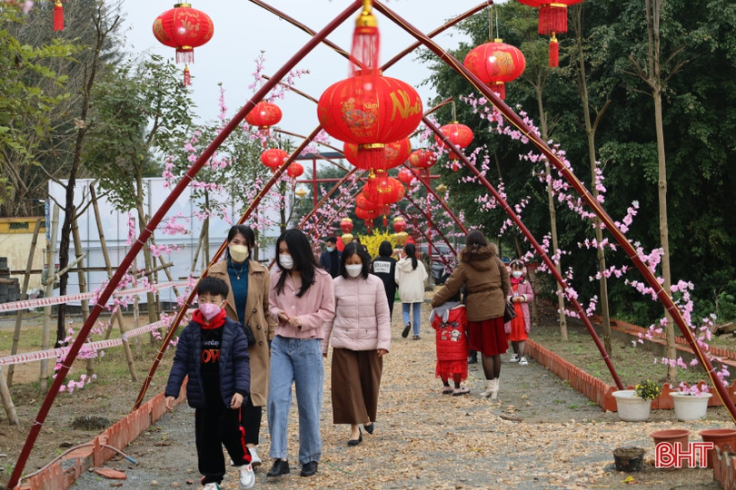 Nhiều người dân du xuân đầu năm