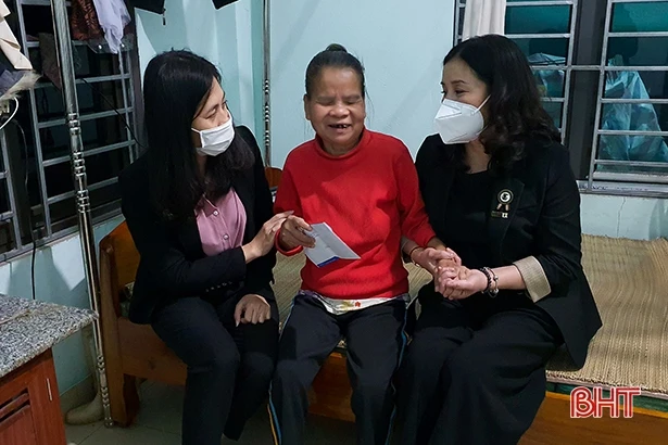 Hội Phụ nữ Hà Tĩnh tại Đức trao 27 suất quà cho người nghèo ở quê hương 