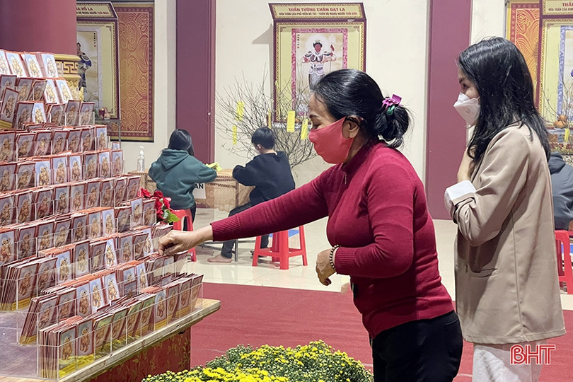 Người dân Hà Tĩnh đi lễ chùa ngay sau thời khắc đón năm mới