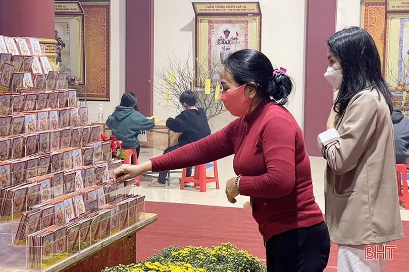 Người dân Hà Tĩnh đi lễ chùa ngay sau thời khắc đón năm mới