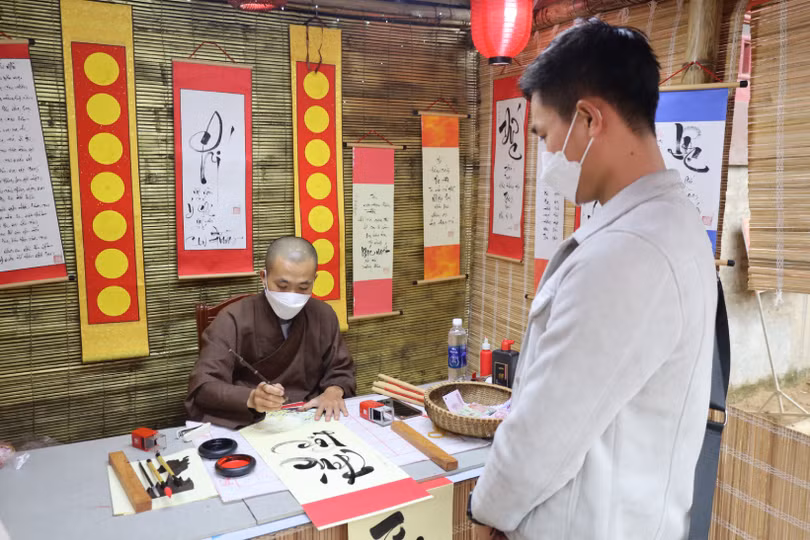 Nhiều người dân du xuân đầu năm