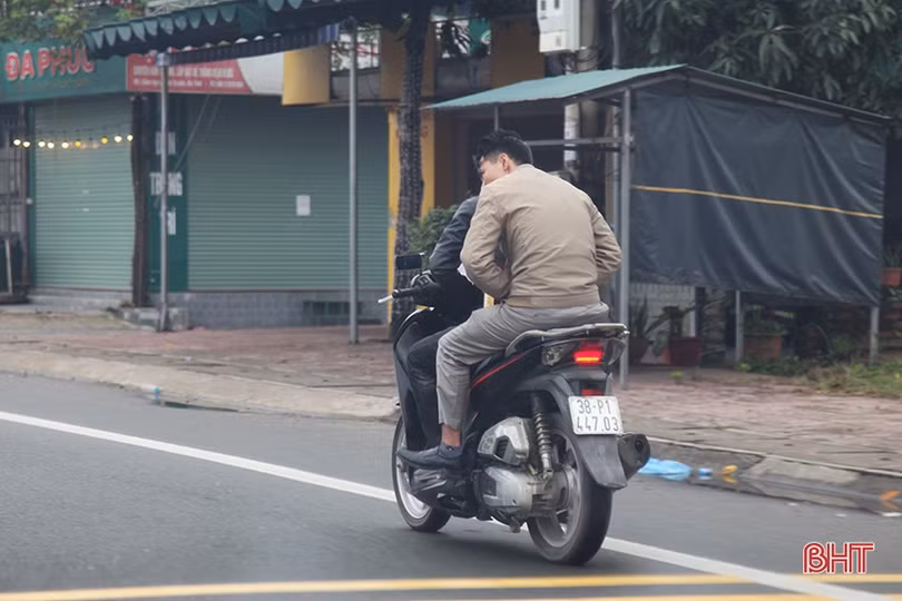 Hà Tĩnh: Nhiều người dân “đầu trần” điều khiển xe máy du xuân