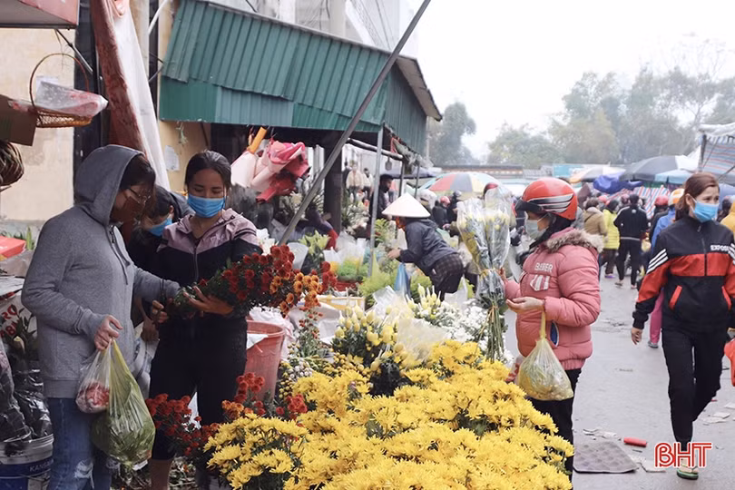 Người dân Hà Tĩnh đi chợ quê ngày tết không quên phòng dịch