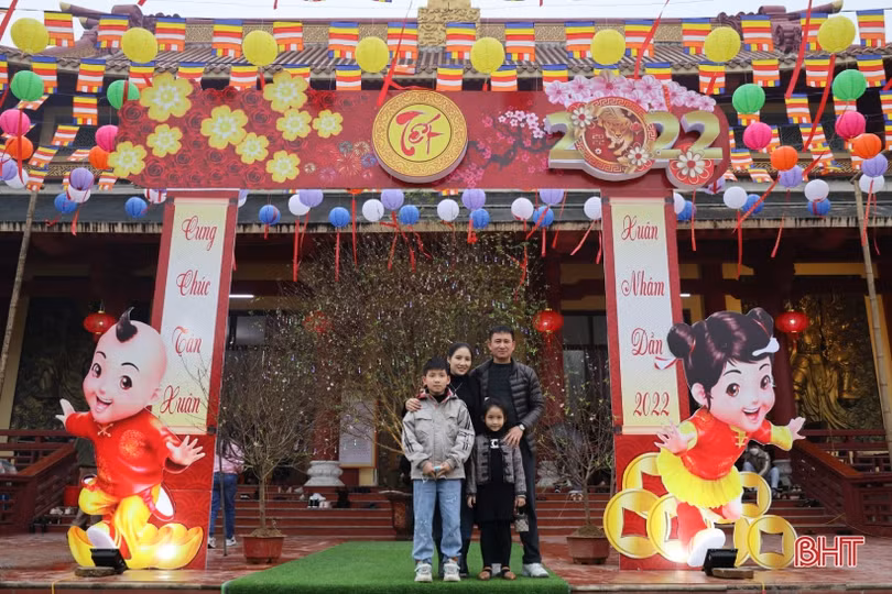 Nhiều người dân du xuân đầu năm