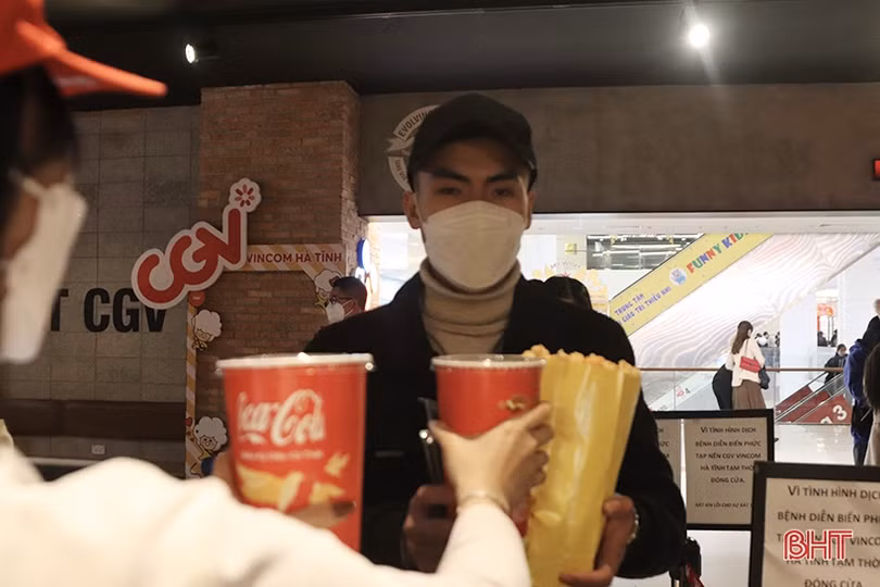 Đến rạp chiếu phim, giới trẻ Hà Tĩnh chấp hành nghiêm quy định phòng dịch