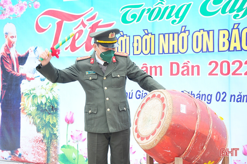 Giám đốc Công an Hà Tĩnh phát động tết trồng cây ở Hương Khê