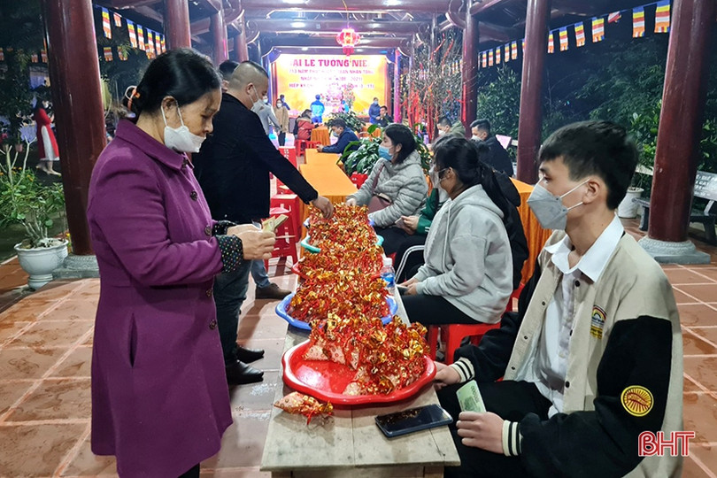 Người dân Hà Tĩnh đi lễ chùa ngay sau thời khắc đón năm mới