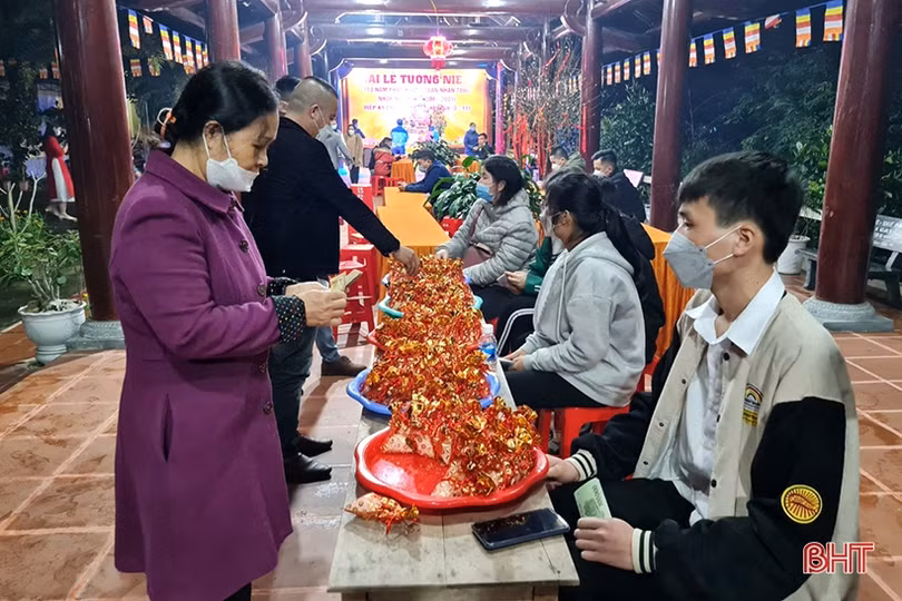 Người dân Hà Tĩnh đi lễ chùa ngay sau thời khắc đón năm mới