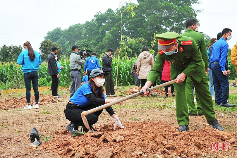 Giám đốc Công an Hà Tĩnh phát động tết trồng cây ở Hương Khê