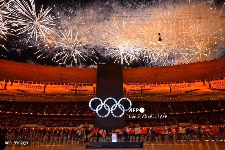 Pháo hoa thắp sáng sân vận động Tổ chim trong lễ khai mạc Olympic Bắc Kinh 2022. Ảnh: AFP Thế giới tuần qua: Cùng nhau vì một tương lai chung