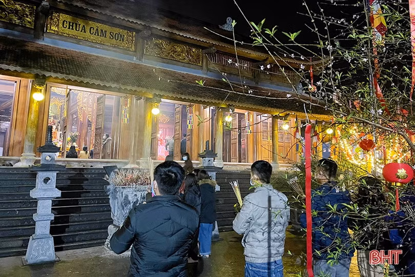 Người dân Hà Tĩnh đi lễ chùa ngay sau thời khắc đón năm mới