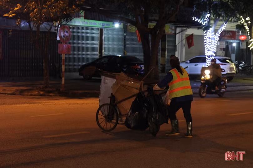 Những người thầm lặng giữ sạch đường phố đêm giao thừa ở Hà Tĩnh
