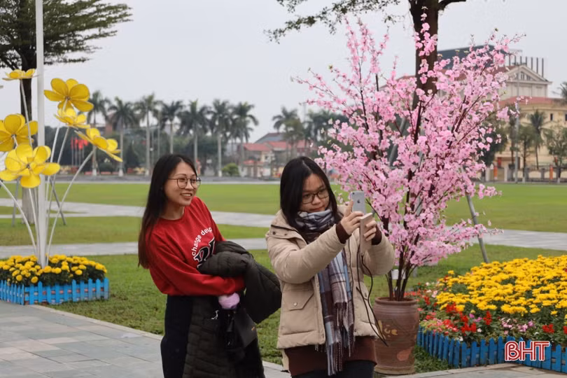 Nhiều người dân du xuân đầu năm