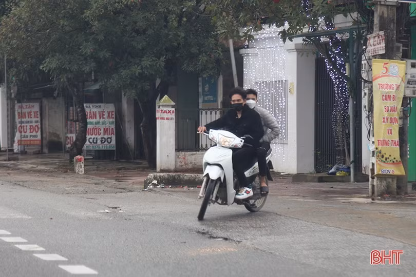 Hà Tĩnh: Nhiều người dân “đầu trần” điều khiển xe máy du xuân