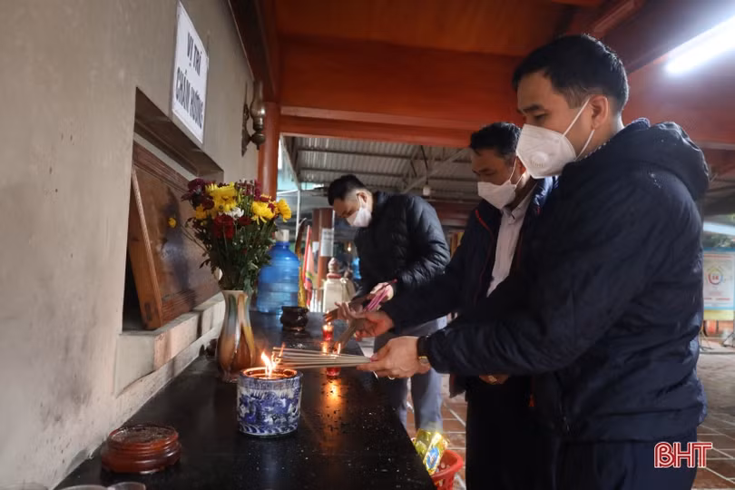 Nhiều người dân du xuân đầu năm