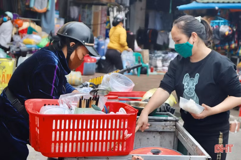 Người dân Hà Tĩnh đi chợ quê ngày tết không quên phòng dịch