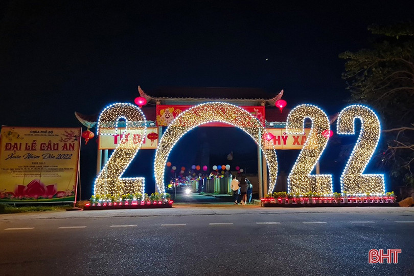 Người dân Hà Tĩnh đi lễ chùa ngay sau thời khắc đón năm mới