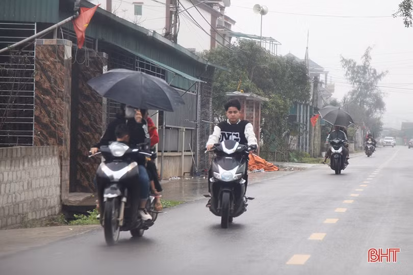 Hà Tĩnh: Nhiều người dân “đầu trần” điều khiển xe máy du xuân