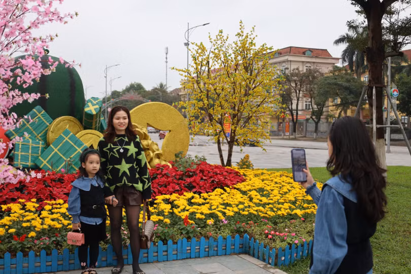 Nhiều người dân du xuân đầu năm