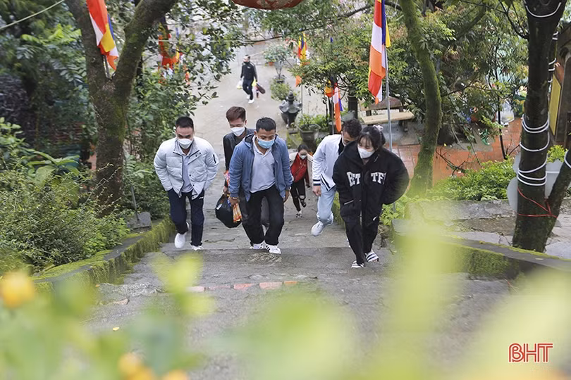 Hơn 1.200 lượt khách du xuân ở chùa Hương Tích trong 3 ngày tết