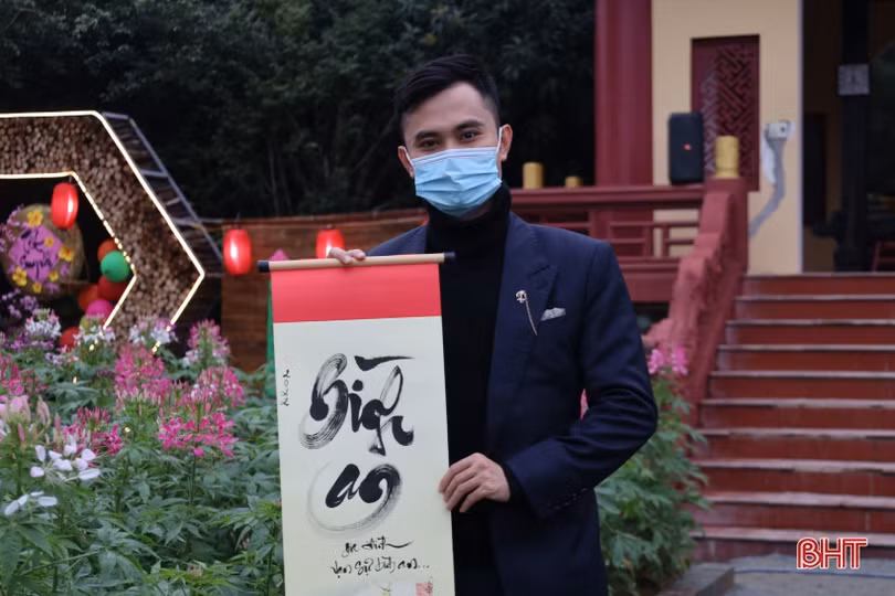 Nhiều người dân du xuân đầu năm