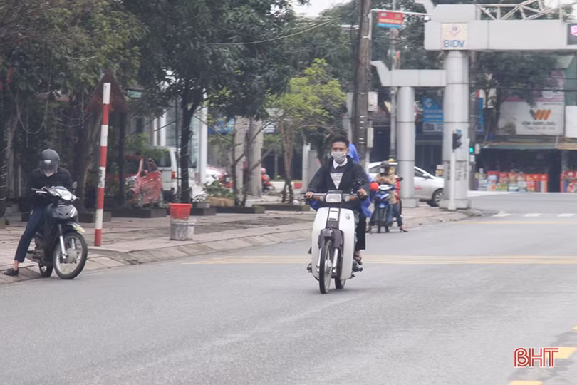 Hà Tĩnh: Nhiều người dân “đầu trần” điều khiển xe máy du xuân