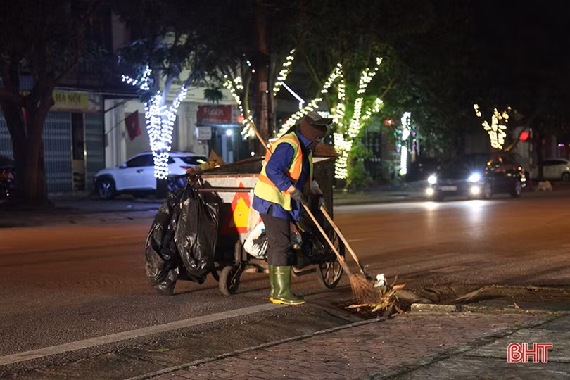 Những người thầm lặng giữ sạch đường phố đêm giao thừa ở Hà Tĩnh