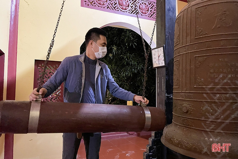 Người dân Hà Tĩnh đi lễ chùa ngay sau thời khắc đón năm mới