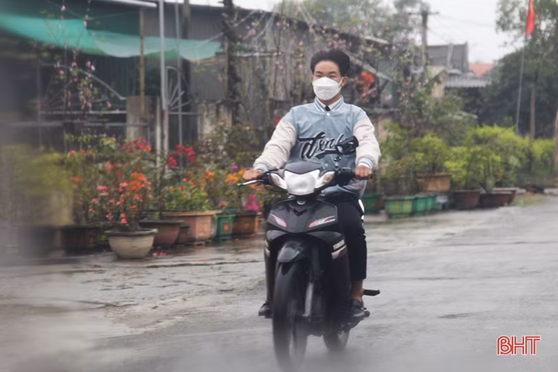 Hà Tĩnh: Nhiều người dân “đầu trần” điều khiển xe máy du xuân