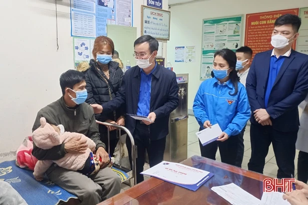 Động viên công nhân môi trường làm việc trong đêm giao thừa ở Hà Tĩnh