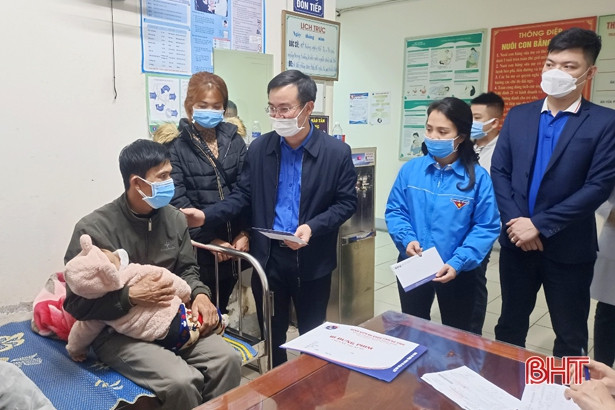 Động viên công nhân môi trường làm việc trong đêm giao thừa ở Hà Tĩnh