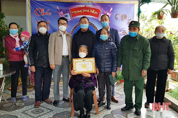 Thạch Hà: Đến tận nhà trao chứng nhận mừng thọ cho 336 người cao tuổi
