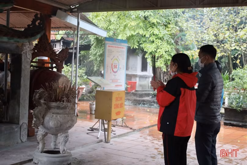 Nhiều người dân du xuân đầu năm